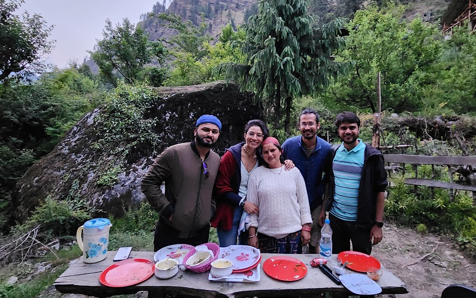 The image shows digital nomads in India in the himalayan village of Naggar Kullu
