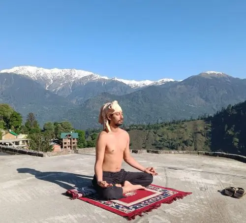 the image shows a digital nomad peacefully meditation to avoid remote work burnout